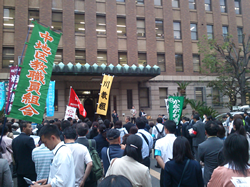 県庁前報告集会